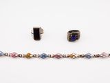 quelques bracelets et une bague posés sur une surface blanche