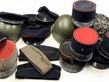 un tas de casquettes militaires et d'autres objets posés sur une table