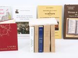 plusieurs livres sont empilés sur une surface blanche
