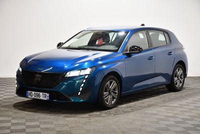 une voiture bleue garée sur un sol à damier dans une pièce