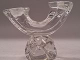 un vase en verre transparent orné d'un motif incurvé