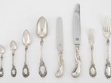 beaucoup de cuillères et de fourchettes en argent sur la table