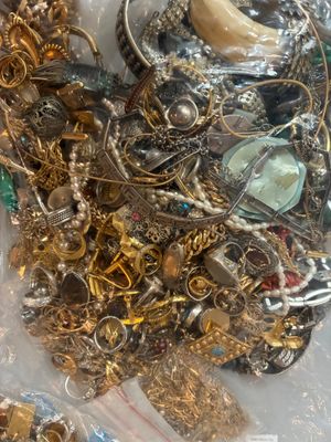 un tas de bijoux en argent et en or posé sur une table