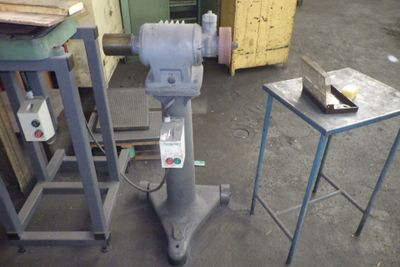 une machine posée sur une table dans une pièce