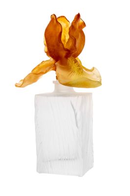 un vase en verre surmonté d'une fleur