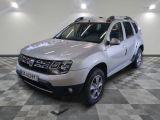 une photo d'une Dacia argentée garée dans un garage