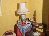 un salon avec une horloge et une table sur laquelle se trouve une lampe