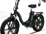 un gros plan d'un vélo électrique noir équipé d'un pneu vert