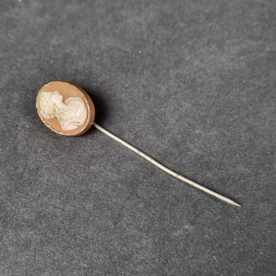 un petit morceau de bois sur lequel est représentée une femme