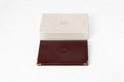 portefeuille en cuir marron et blanc, orné d'un carré blanc sur le dessus