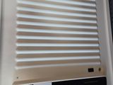 un climatiseur blanc posé sur une étagère dans un magasin