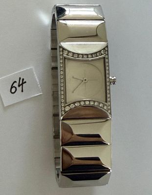 une montre exposée sur une table blanche