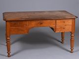 un vieux bureau en bois avec deux tiroirs et un tiroir sur le dessus