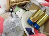 un panier rempli d'objets divers posé sur une table