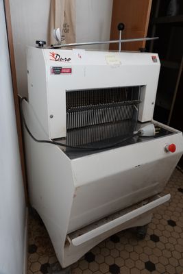 une machine posée sur le sol de la cuisine
