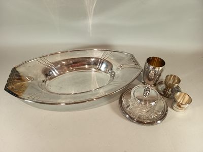 un plateau en argent avec une tasse en argent et un plateau en argent avec une tasse en argent
