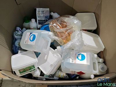 une boîte en carton remplie de récipients en plastique et de récipients