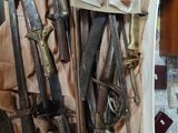 many different types of knives on display in a room