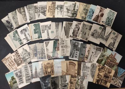 un lot de vieilles cartes postales sur une table