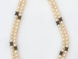 un collier de perles à double rang avec un fermoir en forme d'étoile