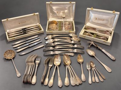 un assortiment d'argenterie comprenant des fourchettes, des cuillères et des cuillères