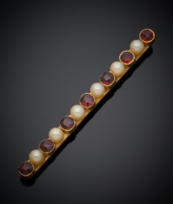 une broche en or, rubis et perles