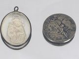 une pièce d'argent et une pièce d'argent sur laquelle figure une image du Père Noël