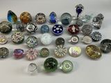 toutes ces perles de verre qui se trouvent sur la table