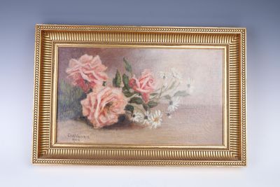 une photo d'un tableau représentant des roses roses dans un cadre doré