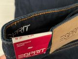 une personne qui a une carte de crédit dans sa poche