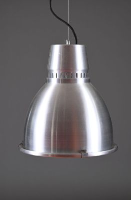 un gros plan d'une lampe en métal suspendue au plafond