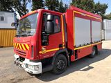 un camion de pompiers rouge garé sur un parking