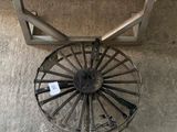 un ventilateur posé par terre devant un mur