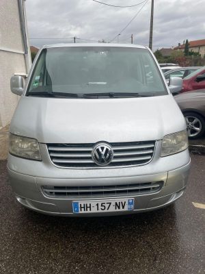 une camionnette argentée garée dans un parking