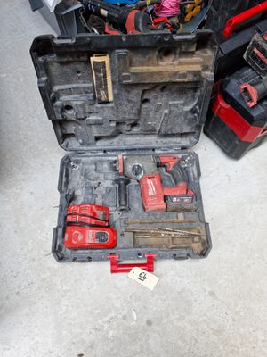 une caisse à outils avec des outils sur le sol