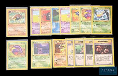 Plusieurs cartes Pokémon sont disposées sur une surface noire