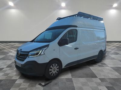 la camionnette blanche est garée sur le sol en damier d'une pièce