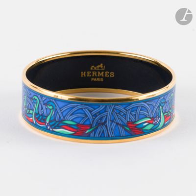 une image montrant un gros plan d'une bague ornée d'un motif