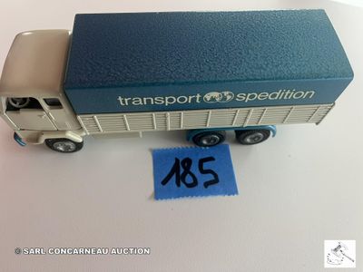 un camion bleu et blanc avec une étiquette bleue dessus