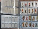 beaucoup de cartes dans un classeur posé sur une table