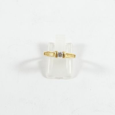 Gros plan sur une bague en or ornée d'un diamant