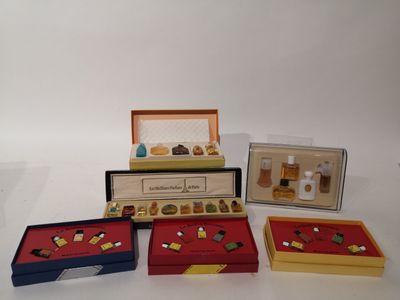 quatre boîtes contenant divers objets, posées sur une table