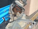 une photo d'un homme en train d'utiliser une scie circulaire pour couper un morceau de bois