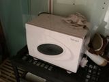 un micro-ondes posé sur une table dans une pièce