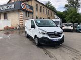 une camionnette blanche garée devant un bâtiment