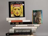 plusieurs livres sont empilés sur une table