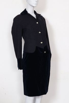 tailleur jupe vintage en velours noir avec boutons dorés