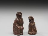 une paire de figurines en bois représentant un homme et une femme
