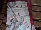 un sac de nourriture posé sur une palette au sol