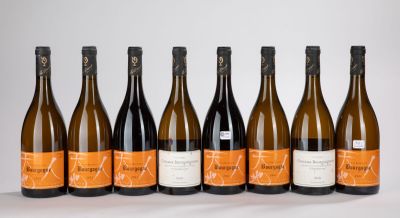 six bouteilles de vin sont alignées sur une table